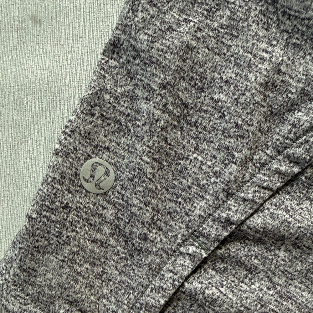 Lululemon Women's Heather Gray and Black Speed Up High Rise 2.5” Shorts Size 8 - Picture 2 of 6